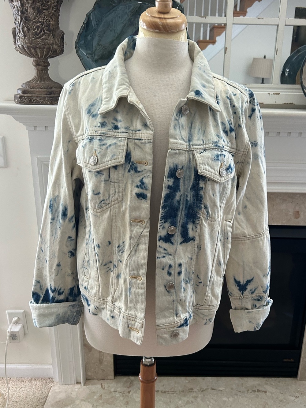 Free People Rumors Jones Tie-Dye Blue Colorway Denim Jacket - Picture 2 of 12